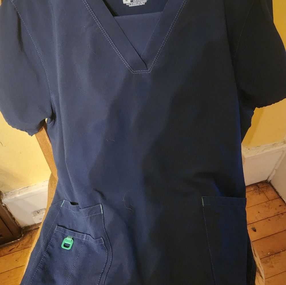 Used-Carhartt Cross-flex Women's Mefia scrub top XL